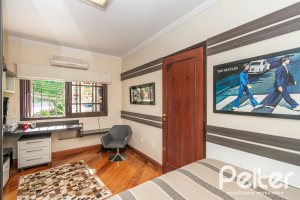 Casa à venda com 321m², 4 dormitórios, 1 suíte, 4 vagas, no bairro Vila Assunção em Porto Alegre