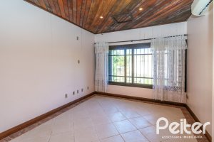 Casa à venda com 321m², 4 dormitórios, 1 suíte, 4 vagas, no bairro Vila Assunção em Porto Alegre