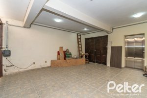 Casa à venda com 321m², 4 dormitórios, 1 suíte, 4 vagas, no bairro Vila Assunção em Porto Alegre