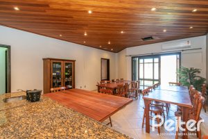 Casa à venda com 321m², 4 dormitórios, 1 suíte, 4 vagas, no bairro Vila Assunção em Porto Alegre