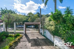 Casa à venda com 321m², 4 dormitórios, 1 suíte, 4 vagas, no bairro Vila Assunção em Porto Alegre