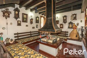 Casa à venda com 350m², 3 dormitórios, 1 suíte, 6 vagas, no bairro Jardim Isabel em Porto Alegre