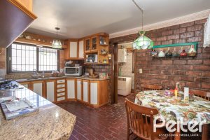 Casa à venda com 350m², 3 dormitórios, 1 suíte, 6 vagas, no bairro Jardim Isabel em Porto Alegre