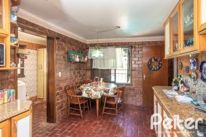 Casa à venda com 350m², 3 dormitórios, 1 suíte, 6 vagas, no bairro Jardim Isabel em Porto Alegre