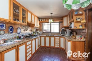 Casa à venda com 350m², 3 dormitórios, 1 suíte, 6 vagas, no bairro Jardim Isabel em Porto Alegre