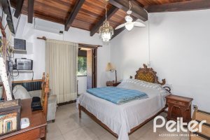 Casa à venda com 350m², 3 dormitórios, 1 suíte, 6 vagas, no bairro Jardim Isabel em Porto Alegre