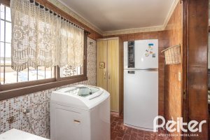 Casa à venda com 350m², 3 dormitórios, 1 suíte, 6 vagas, no bairro Jardim Isabel em Porto Alegre