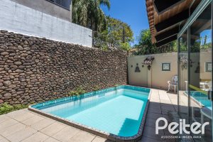 Casa à venda com 350m², 3 dormitórios, 1 suíte, 6 vagas, no bairro Jardim Isabel em Porto Alegre