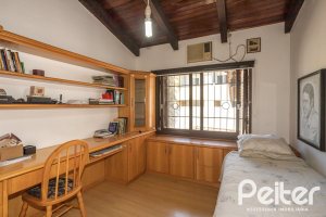 Casa à venda com 350m², 3 dormitórios, 1 suíte, 6 vagas, no bairro Jardim Isabel em Porto Alegre