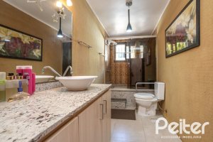 Casa à venda com 350m², 3 dormitórios, 1 suíte, 6 vagas, no bairro Jardim Isabel em Porto Alegre