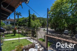 Casa à venda com 350m², 3 dormitórios, 1 suíte, 6 vagas, no bairro Jardim Isabel em Porto Alegre