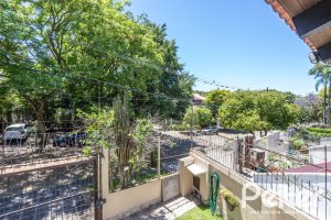 Casa à venda com 350m², 3 dormitórios, 1 suíte, 6 vagas, no bairro Jardim Isabel em Porto Alegre