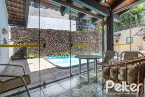 Casa à venda com 350m², 3 dormitórios, 1 suíte, 6 vagas, no bairro Jardim Isabel em Porto Alegre