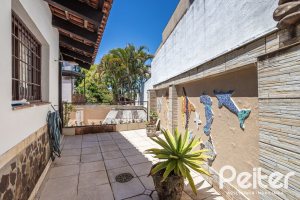 Casa à venda com 350m², 3 dormitórios, 1 suíte, 6 vagas, no bairro Jardim Isabel em Porto Alegre