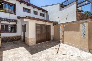 Casa à venda com 350m², 3 dormitórios, 1 suíte, 6 vagas, no bairro Jardim Isabel em Porto Alegre
