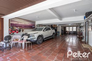 Casa à venda com 350m², 3 dormitórios, 1 suíte, 6 vagas, no bairro Jardim Isabel em Porto Alegre