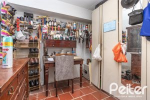 Casa à venda com 350m², 3 dormitórios, 1 suíte, 6 vagas, no bairro Jardim Isabel em Porto Alegre