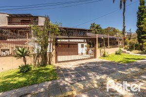 Casa à venda com 350m², 3 dormitórios, 1 suíte, 6 vagas, no bairro Jardim Isabel em Porto Alegre