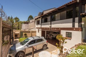 Casa à venda com 350m², 3 dormitórios, 1 suíte, 6 vagas, no bairro Jardim Isabel em Porto Alegre