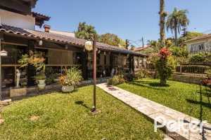 Casa à venda com 350m², 3 dormitórios, 1 suíte, 6 vagas, no bairro Jardim Isabel em Porto Alegre