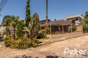 Casa à venda com 350m², 3 dormitórios, 1 suíte, 6 vagas, no bairro Jardim Isabel em Porto Alegre