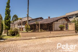 Casa à venda com 350m², 3 dormitórios, 1 suíte, 6 vagas, no bairro Jardim Isabel em Porto Alegre