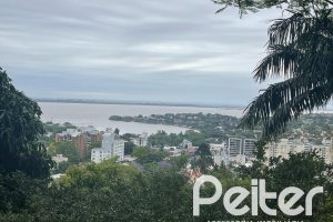 Casa à venda com 397m², 4 dormitórios, 1 suíte, 4 vagas, no bairro Sétimo Céu em Porto Alegre