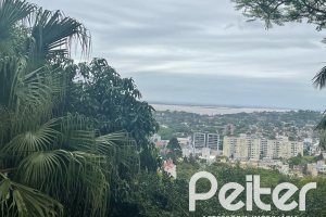Casa à venda com 397m², 4 dormitórios, 1 suíte, 4 vagas, no bairro Sétimo Céu em Porto Alegre
