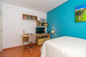 Casa em Condomínio à venda com 400m², 3 dormitórios, 1 suíte, 5 vagas, no bairro Campo Novo em Porto Alegre