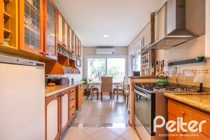 Casa em Condomínio à venda com 400m², 3 dormitórios, 1 suíte, 5 vagas, no bairro Campo Novo em Porto Alegre