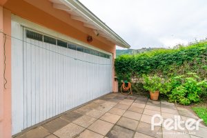 Casa em Condomínio à venda com 400m², 3 dormitórios, 1 suíte, 5 vagas, no bairro Campo Novo em Porto Alegre