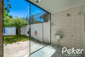 Casa à venda com 234m², 4 dormitórios, 1 suíte, 3 vagas, no bairro Tristeza em Porto Alegre