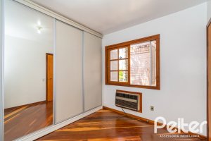 Casa à venda com 234m², 4 dormitórios, 1 suíte, 3 vagas, no bairro Tristeza em Porto Alegre