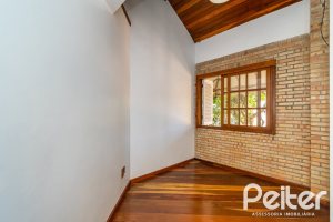 Casa à venda com 234m², 4 dormitórios, 1 suíte, 3 vagas, no bairro Tristeza em Porto Alegre
