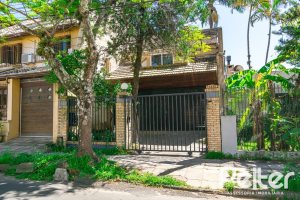 Casa à venda com 234m², 4 dormitórios, 1 suíte, 3 vagas, no bairro Tristeza em Porto Alegre
