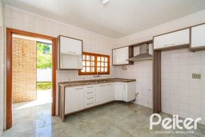 Casa à venda com 234m², 4 dormitórios, 1 suíte, 3 vagas, no bairro Tristeza em Porto Alegre