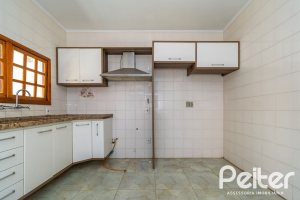 Casa à venda com 234m², 4 dormitórios, 1 suíte, 3 vagas, no bairro Tristeza em Porto Alegre
