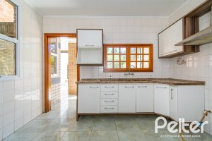 Casa à venda com 234m², 4 dormitórios, 1 suíte, 3 vagas, no bairro Tristeza em Porto Alegre