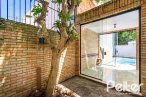 Casa à venda com 234m², 4 dormitórios, 1 suíte, 3 vagas, no bairro Tristeza em Porto Alegre