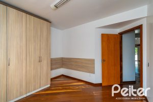 Casa à venda com 234m², 4 dormitórios, 1 suíte, 3 vagas, no bairro Tristeza em Porto Alegre