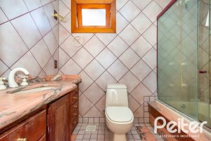 Casa à venda com 234m², 4 dormitórios, 1 suíte, 3 vagas, no bairro Tristeza em Porto Alegre