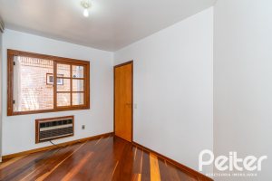 Casa à venda com 234m², 4 dormitórios, 1 suíte, 3 vagas, no bairro Tristeza em Porto Alegre