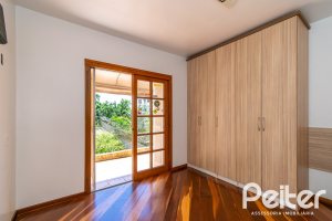 Casa à venda com 234m², 4 dormitórios, 1 suíte, 3 vagas, no bairro Tristeza em Porto Alegre