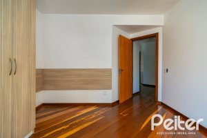 Casa à venda com 234m², 4 dormitórios, 1 suíte, 3 vagas, no bairro Tristeza em Porto Alegre