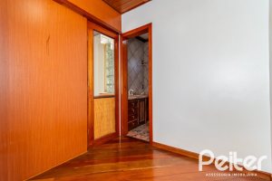 Casa à venda com 234m², 4 dormitórios, 1 suíte, 3 vagas, no bairro Tristeza em Porto Alegre
