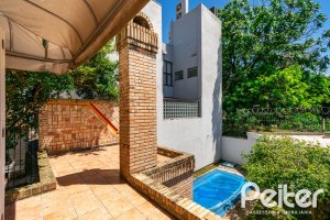 Casa à venda com 234m², 4 dormitórios, 1 suíte, 3 vagas, no bairro Tristeza em Porto Alegre