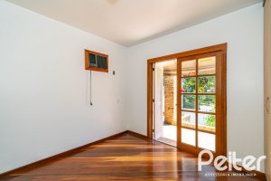 Casa à venda com 234m², 4 dormitórios, 1 suíte, 3 vagas, no bairro Tristeza em Porto Alegre