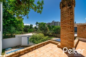 Casa à venda com 234m², 4 dormitórios, 1 suíte, 3 vagas, no bairro Tristeza em Porto Alegre