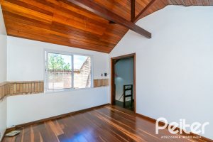 Casa à venda com 234m², 4 dormitórios, 1 suíte, 3 vagas, no bairro Tristeza em Porto Alegre