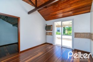 Casa à venda com 234m², 4 dormitórios, 1 suíte, 3 vagas, no bairro Tristeza em Porto Alegre